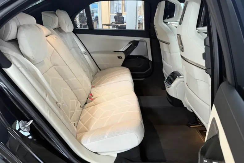 BMW 750 (Seria 7) din 2024 cu 64.070 km - oferta BMW210762 - foto 10