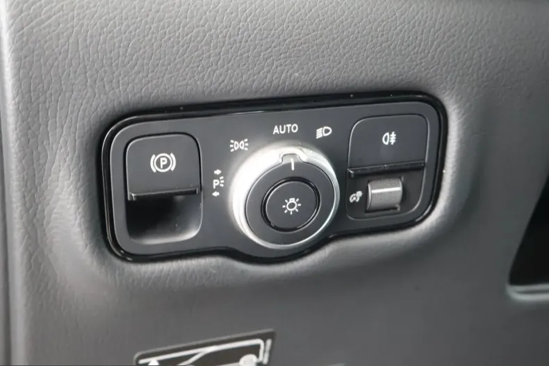 Mercedes-Benz V 300 (Clasa V) din 2024 cu 18.400 km - oferta MER210975 - foto 9