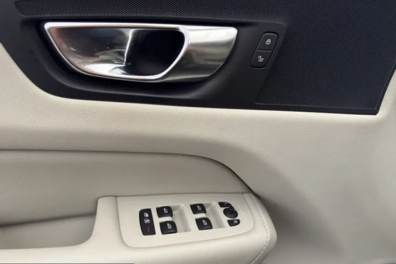 Volvo XC60 din 2023 cu 74.100 km - oferta VOL211595 - foto 12