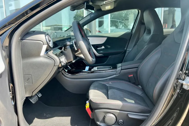 Mercedes-Benz A 250 (Clasa A) din 2024 cu 35.000 km - oferta MER211888 - foto 11