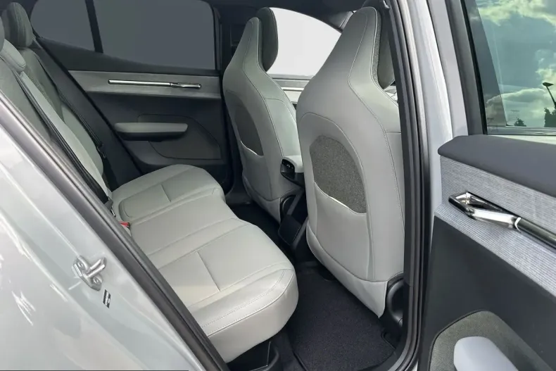Volvo EX30 din 2025 cu 10.400 km - oferta VOL212105 - foto 5