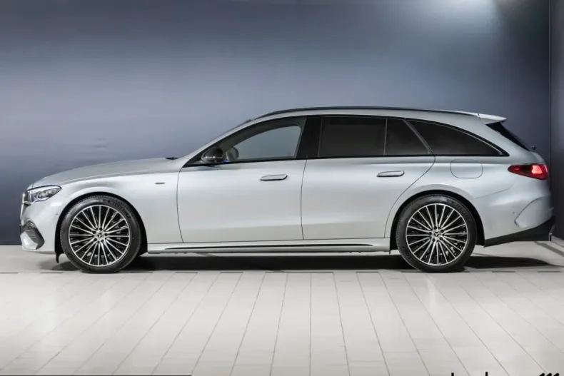 Mercedes-Benz E 300 (Clasa E) din 2025 cu 16.825 km - oferta MER212182 - foto 3