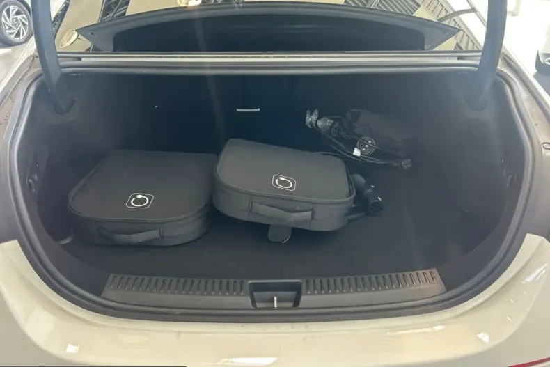 Mercedes-Benz E 300 (Clasa E) din 2025 cu 22.031 km - oferta MER212183 - foto 11