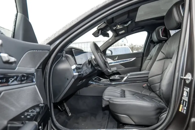 BMW 750 (Seria 7) din 2024 cu 44.878 km - oferta BMW212186 - foto 11