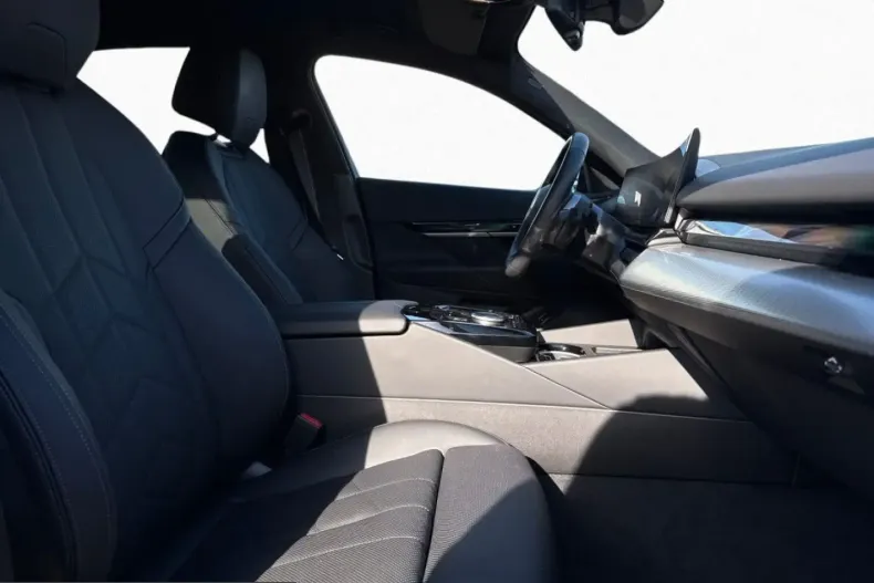 BMW 550 (Seria 5) din 2025 cu 15.369 km - oferta BMW212264 - foto 9
