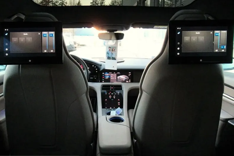 Porsche Taycan din 2024 cu 4.000 km - oferta POR212477 - foto 4