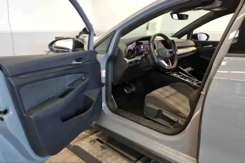 Volkswagen Golf din 2024 cu 38.595 km - oferta VOL212542 - foto 3