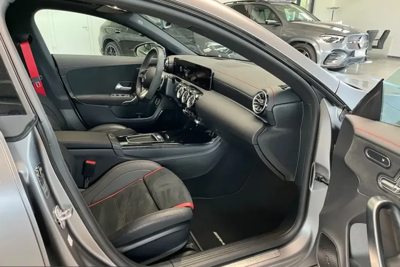 Mercedes-Benz CLA 35 AMG (Clasa CLA) din 2025 cu 13.500 km - oferta MER212707 - foto 10
