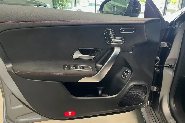 Mercedes-Benz CLA 35 AMG (Clasa CLA) din 2025 cu 13.500 km - oferta MER212707 - foto 13