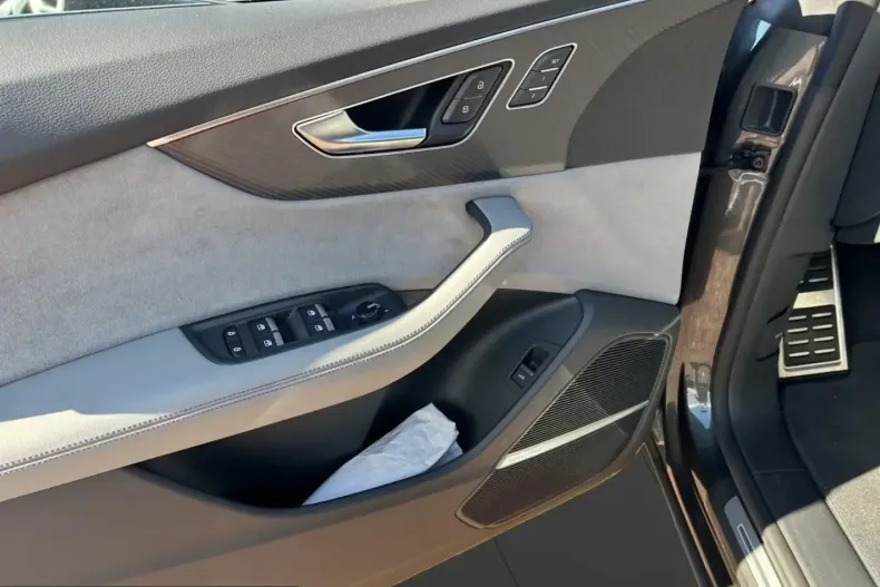Audi SQ8 din 2024 cu 2.500 km - oferta AUD212713 - foto 10