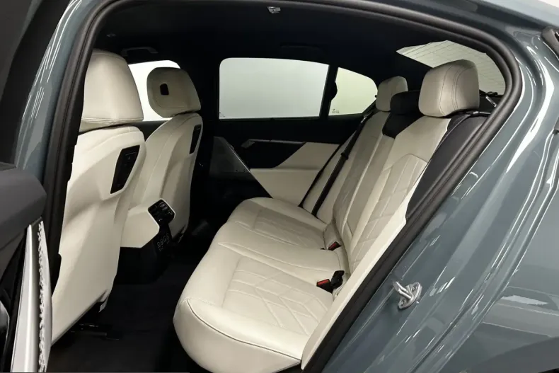 BMW 550 (Seria 5) din 2025 cu 22.807 km - oferta BMW212773 - foto 18