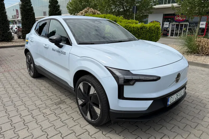 Volvo EX30 din 2025 cu 868 km - oferta VOL213357 - foto 2