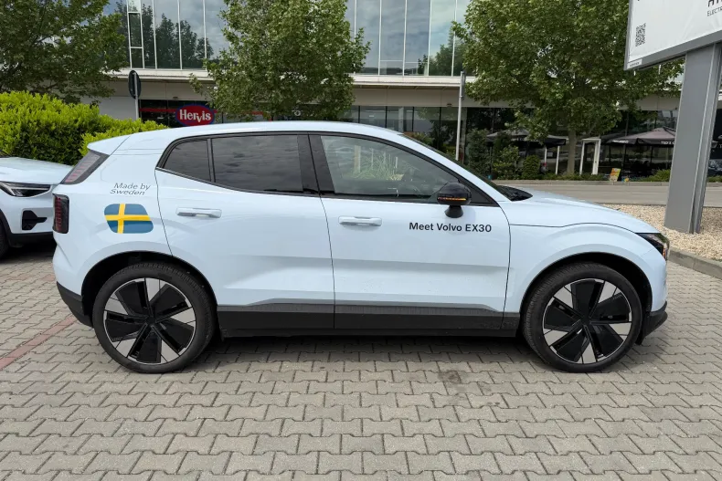 Volvo EX30 din 2025 cu 868 km - oferta VOL213357 - foto 3