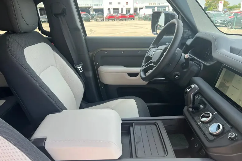 Land Rover Defender din 2023 cu 16.500 km - oferta LAN213370 - foto 5