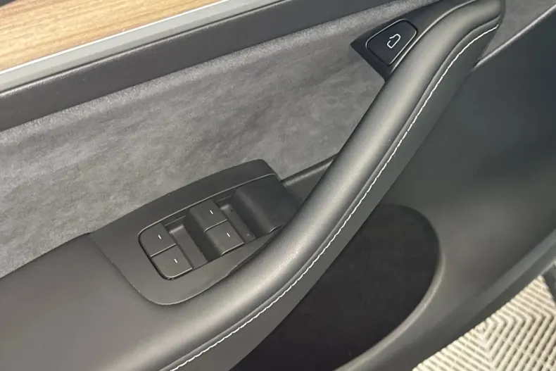 Tesla Model Y din 2023 cu 48.940 km - oferta TES213429 - foto 14