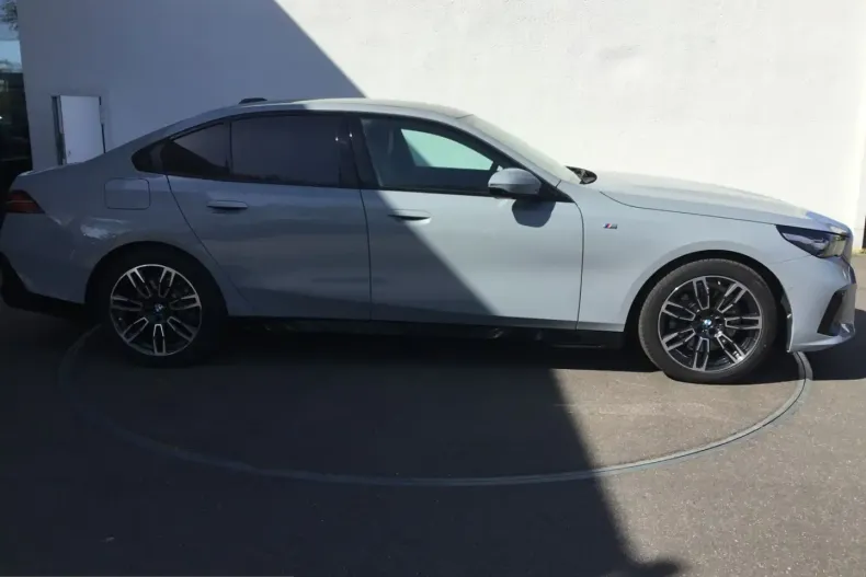 BMW 520 (Seria 5) din 2025 cu 5.877 km - oferta BMW213725 - foto 3