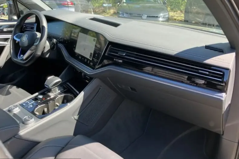 Volkswagen Touareg din 2025 cu 30.638 km - oferta VOL213760 - foto 5