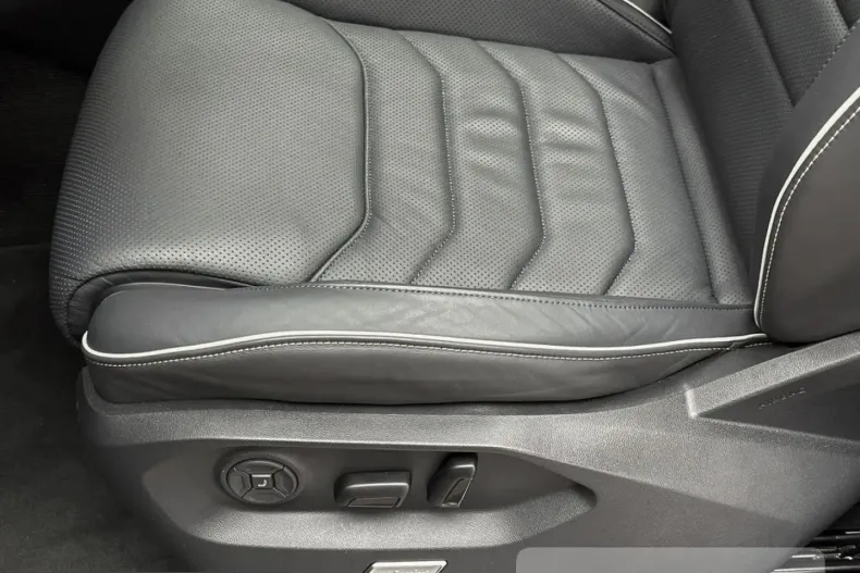 Volkswagen Touareg din 2025 cu 3.075 km - oferta VOL213772 - foto 12