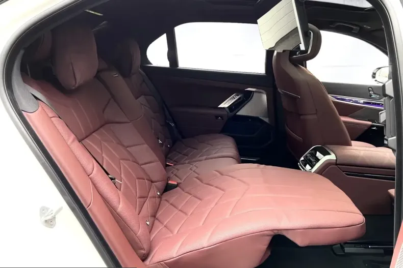 BMW 740 (Seria 7) din 2025 cu 6.118 km - oferta BMW213877 - foto 35