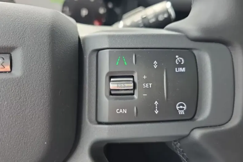 Land Rover Defender din 2026 cu 7.800 km - oferta LAN213880 - foto 24