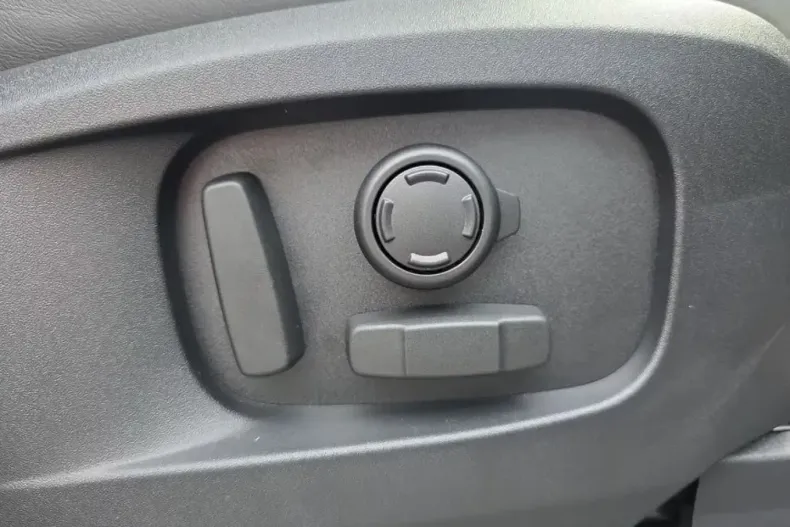 Land Rover Defender din 2026 cu 7.800 km - oferta LAN213880 - foto 34