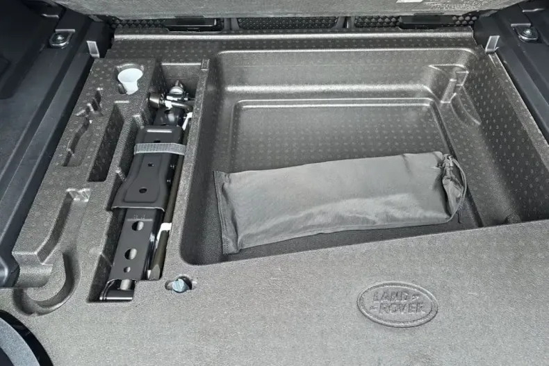 Land Rover Defender din 2026 cu 7.800 km - oferta LAN213880 - foto 37