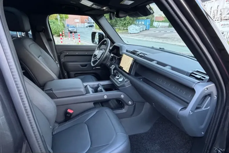 Land Rover Defender din 2024 cu 8.450 km - oferta LAN214427 - foto 13