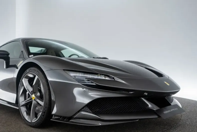 Ferrari SF90 din 2022 cu 2.500 km - oferta FER214452 - foto 9