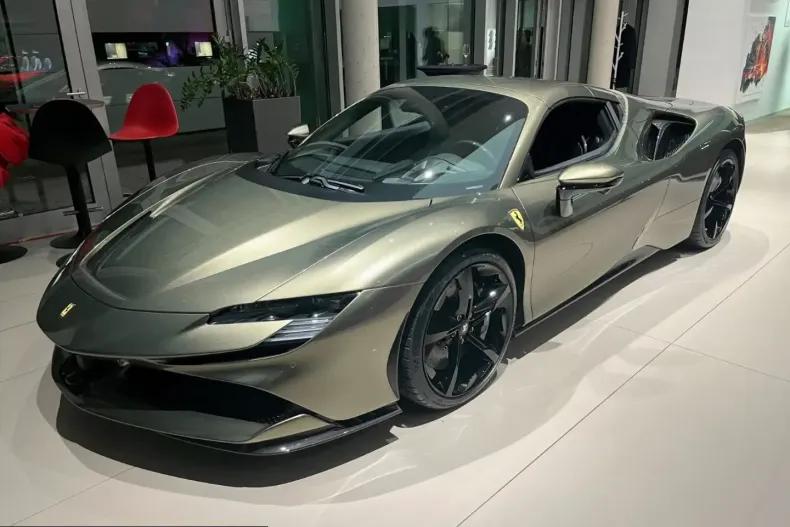 Ferrari SF90 din 2025 cu 1.350 km - oferta FER214470 - foto 1