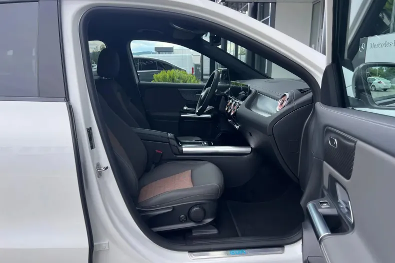 Mercedes-Benz EQA din 2025 cu 4.500 km - oferta MER214554 - foto 6