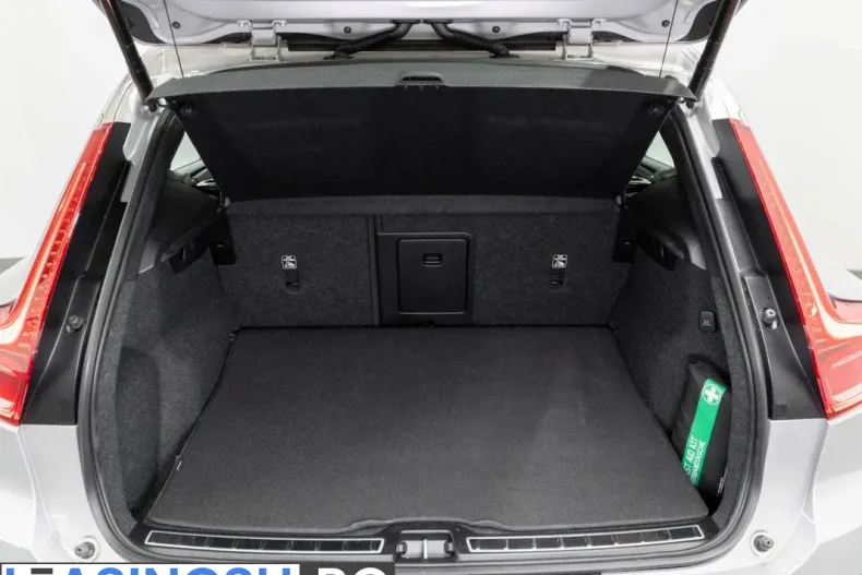 Volvo XC40 din 2023 cu 39.101 km - oferta VOL214714 - foto 8