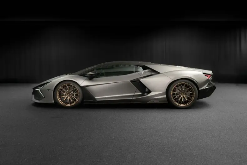 Lamborghini Revuelto din 2025 cu 2.100 km - oferta LAM215007 - foto 1