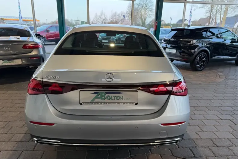 Mercedes-Benz E 200 (Clasa E) din 2024 cu 4.250 km - oferta MER215180 - foto 11
