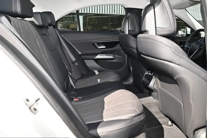 Mercedes-Benz E 300 (Clasa E) din 2025 cu 24.098 km - oferta MER215670 - foto 9
