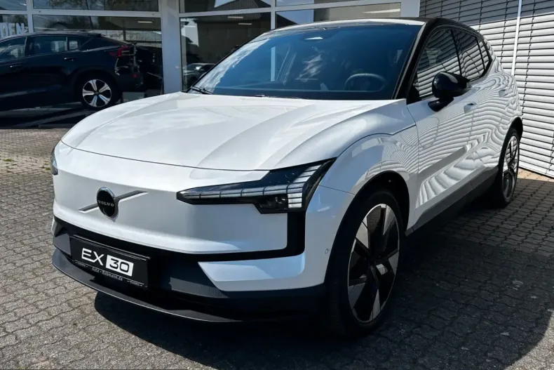 Volvo EX30 din 2025 cu 5.000 km - oferta VOL215992 - foto 1