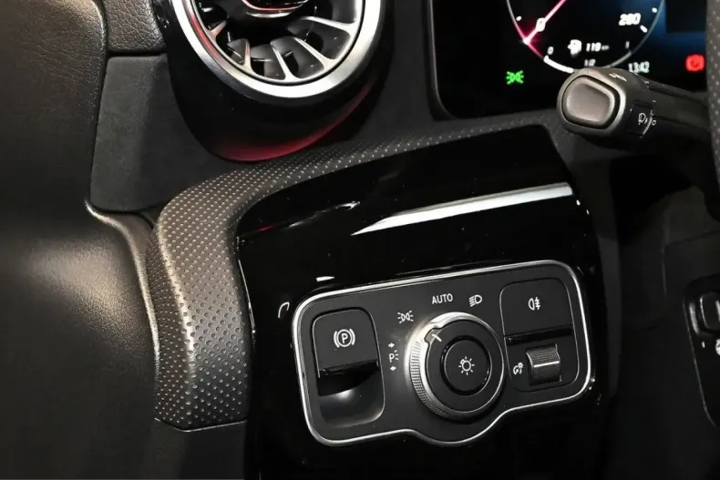 Mercedes-Benz CLA 250 (Clasa CLA) din 2025 cu 13.998 km - oferta MER216237 - foto 18