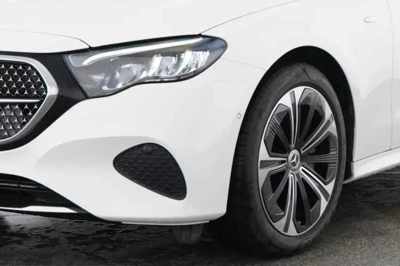 Mercedes-Benz E 300 (Clasa E) din 2025 cu 11.898 km - oferta MER216330 - foto 3