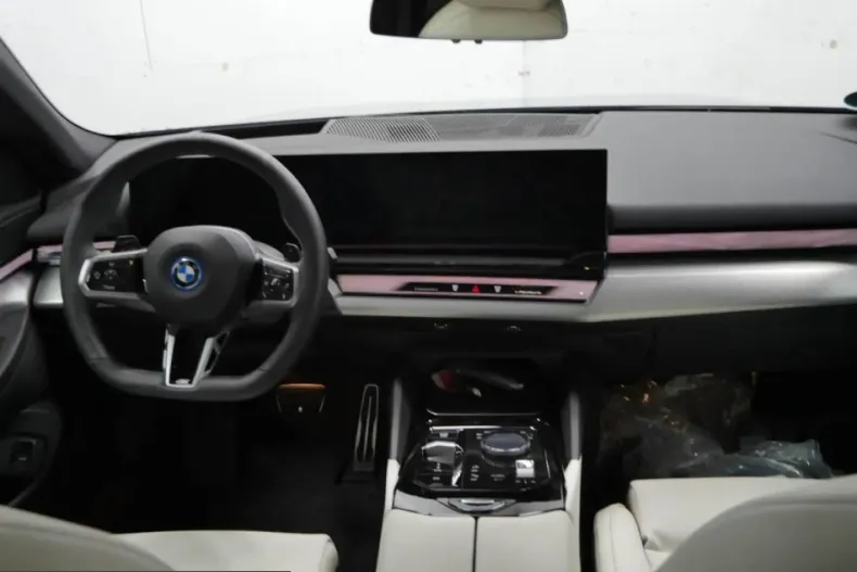 BMW 550 (Seria 5) din 2024 cu 15.474 km - oferta BMW216409 - foto 8