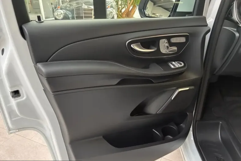 Mercedes-Benz V 300 (Clasa V) din 2025 cu 24.953 km - oferta MER216595 - foto 4