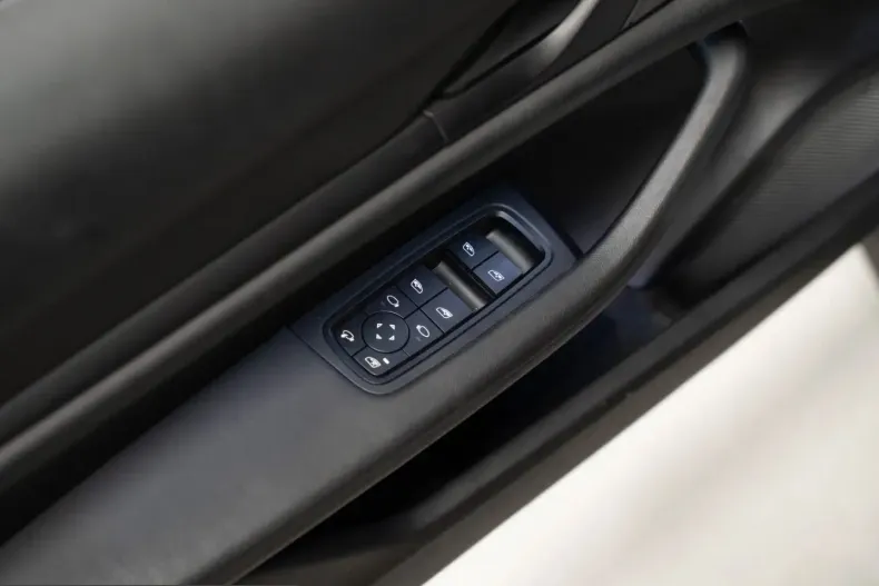 Porsche Taycan din 2022 cu 31.300 km - oferta POR216596 - foto 22
