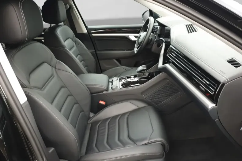 Volkswagen Touareg din 2024 cu 59.228 km - oferta VOL216774 - foto 3