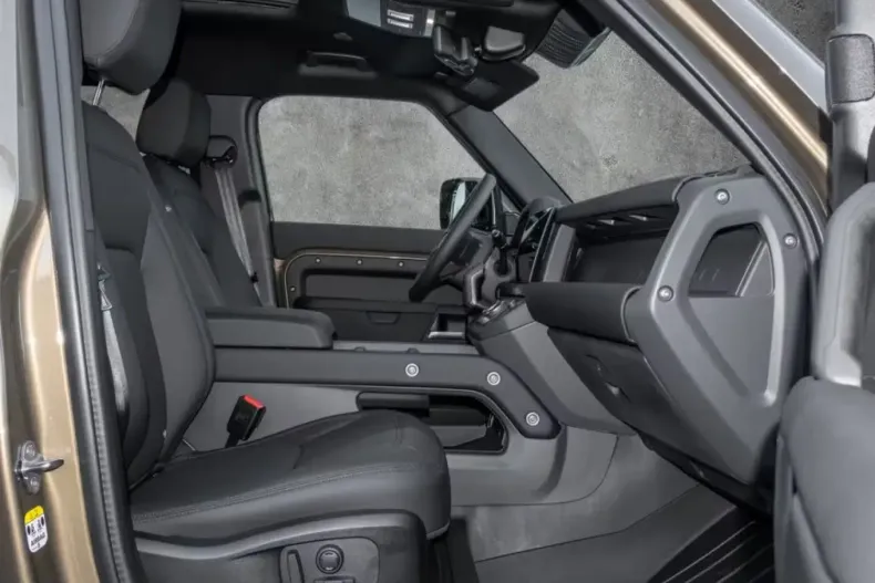 Land Rover Defender din 2025 cu 6.861 km - oferta LAN216875 - foto 10