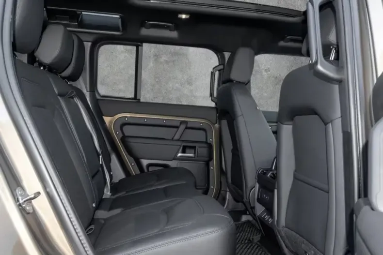 Land Rover Defender din 2025 cu 6.861 km - oferta LAN216875 - foto 11