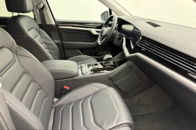Volkswagen Touareg din 2024 cu 26.170 km - oferta VOL216981 - foto 3