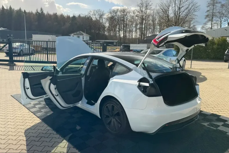 Tesla Model 3 din 2023 cu 98.444 km - oferta TES217522 - foto 9