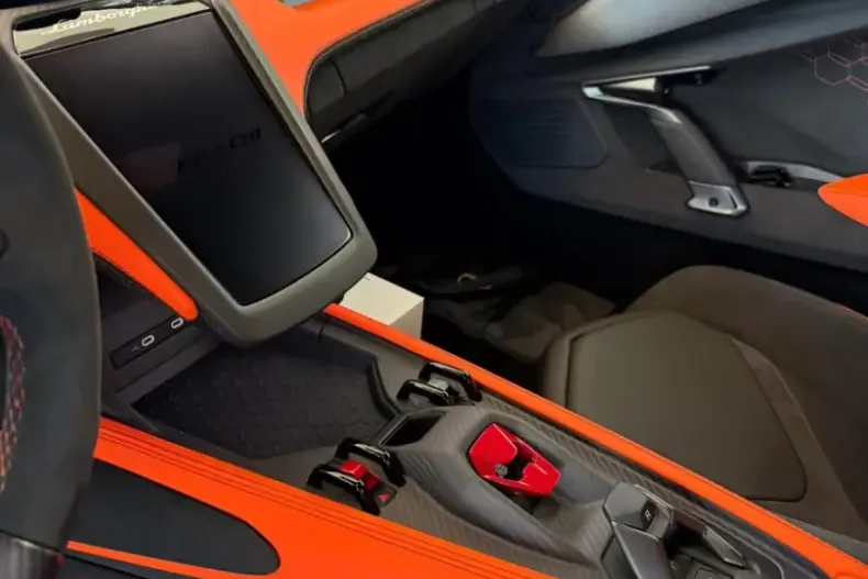 Lamborghini Revuelto din 2025 cu 71 km - oferta LAM217687 - foto 8