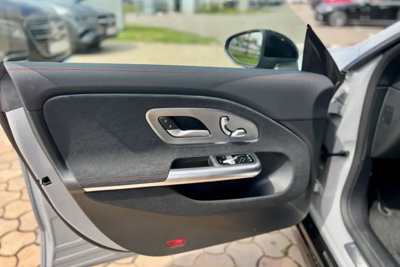 Mercedes-Benz CLA 200 (Clasa CLA) din 2025 cu 3 km - oferta MER217968 - foto 9