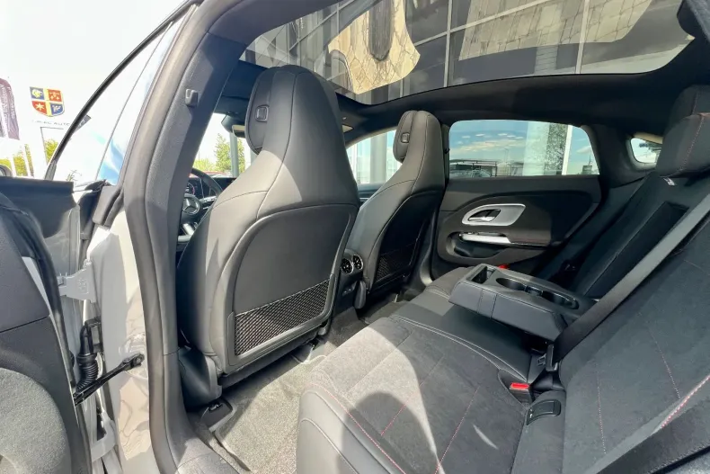 Mercedes-Benz CLA 200 (Clasa CLA) din 2025 cu 3 km - oferta MER217968 - foto 15
