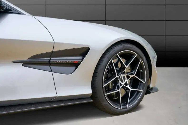 Aston Martin Vanquish din 2025 cu 5.999 km - oferta AST218392 - foto 6