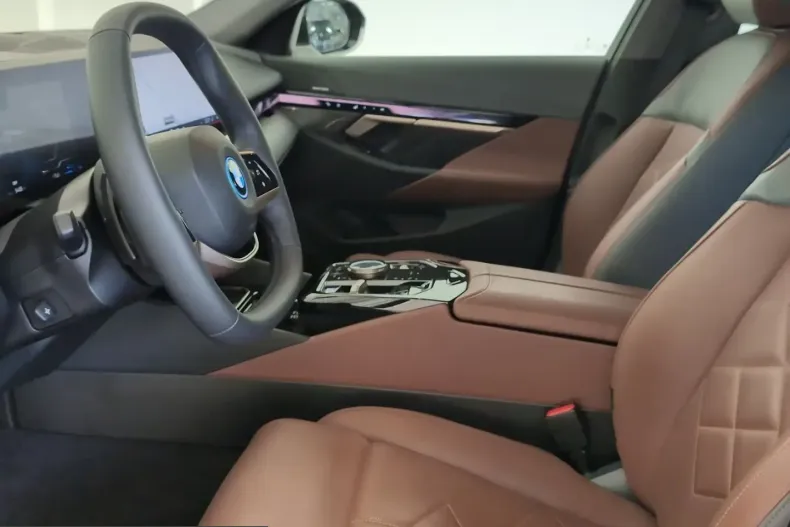 BMW 550 (Seria 5) din 2025 cu 34.468 km - oferta BMW218852 - foto 2